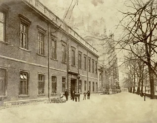 Eton College, Blick auf den Eingang zum Schulhof und zur College Chapel, 1860er Jahre